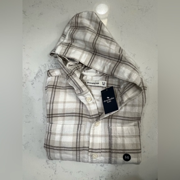 NWT🏷️ Abercrombie Kids 🫎BOY FLANNEL WITH HOOD 🧥SIZE 5-6 - Picture 2 of 6